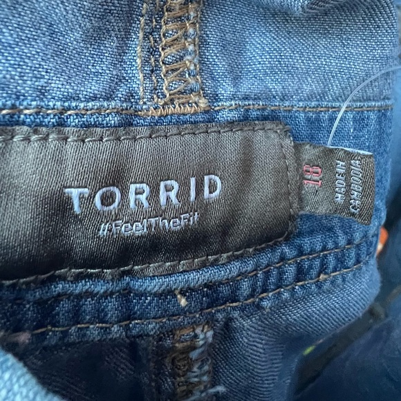 Torrid 5 Inch Lightweight Medium Wash Denim Shortall Overalls Size 18 - Picture 8 of 9